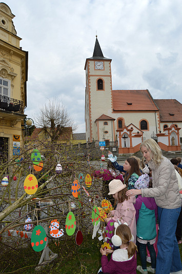 Zdobení velikonoční břízy