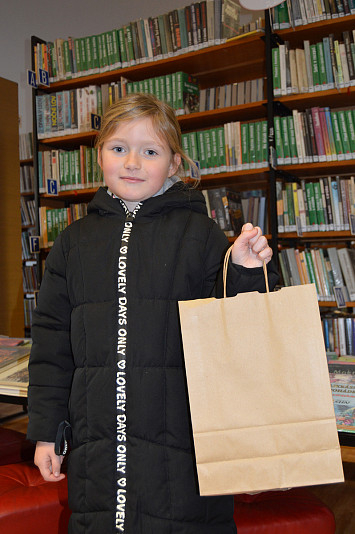 Losování vánoční soutěže knihovny Vánoce a pohádky