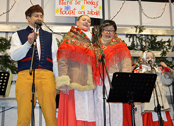 Zpívání koled s Českým rozhlasem Plzeň v Kasejovicích