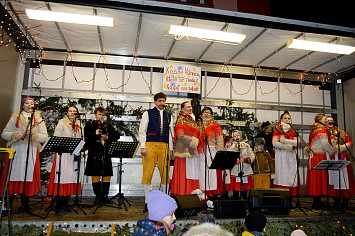 Zpívání koled s Českým rozhlasem Plzeň v Kasejovicích