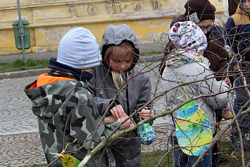 Zdobení velikonoční břízy na kasejovickém náměstí
