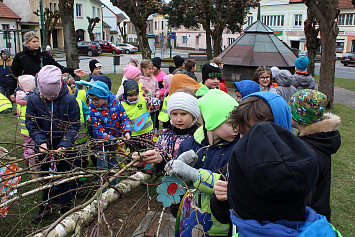 Zdobení velikonoční břízy na kasejovickém náměstí