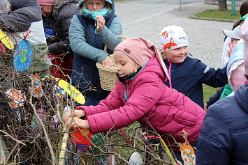 Zdobení velikonoční břízy na kasejovickém náměstí