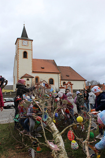 Zdobení velikonoční břízy na kasejovickém náměstí