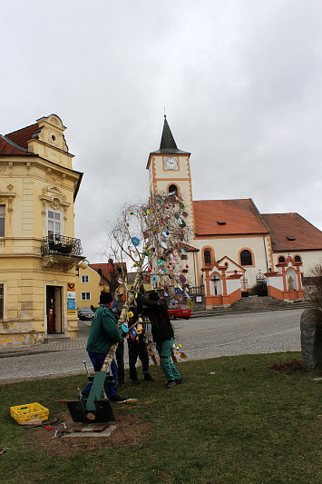 Zdobení velikonoční břízy na kasejovickém náměstí